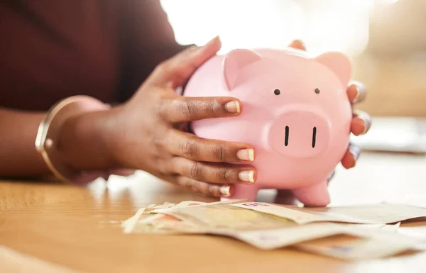 Piggy Bank Spaargeld Zwarte Handen Met Rekeningen Voor Investeringen Pensioen — Stockfoto