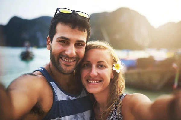 Strand Selfies Sind Nicht Optional Porträt Eines Jungen Paares Beim — Stockfoto