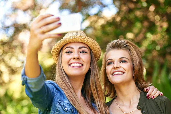 Weź Jeszcze Jeden Dwie Atrakcyjne Młode Kobiety Robiące Selfie Zewnątrz — Zdjęcie stockowe