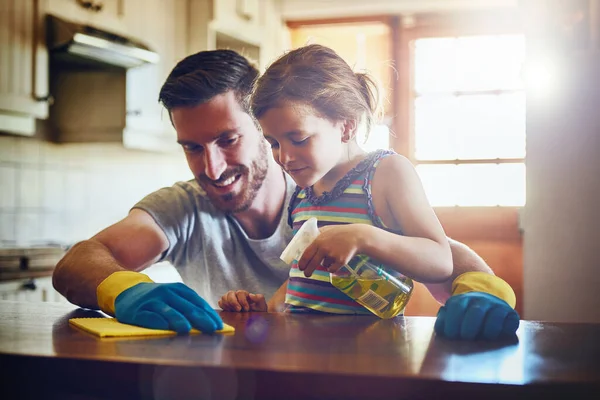 Zawsze Chce Pomóc Tacie Pracach Domowych Ojciec Jego Córeczka Sprzątają — Zdjęcie stockowe