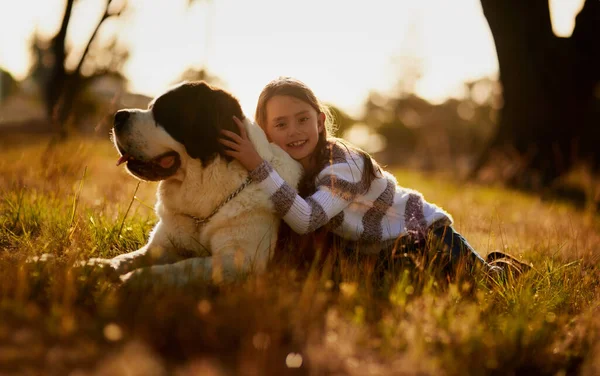 いつも俺の子犬だ 可愛いです女の子抱きしめの肖像彼女の犬とともに彼ら遊びます外 — ストック写真