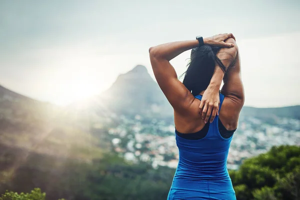 Comece Com Alongamento Uma Mulher Irreconhecível Treinando Para Uma Maratona — Fotografia de Stock