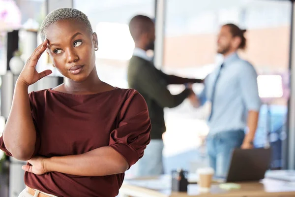 在任的态度和商界女性对两性不平等 偏见和不公平的工作场所感到愤怒 商务会议后董事会中的性别歧视 歧视和沮丧的黑人妇女 — 图库照片