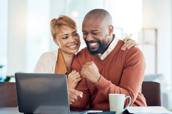 Dijital Başarı Bilgisayarlı Siyahi Çiftler Birlikte Kazanıyor Mutlu Kazançlı Ticari — Stok fotoğraf