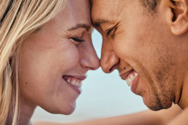 Αγάπη Χαμόγελο Ευτυχισμένου Ζευγαριού Και Στενή Σχέση Ρομαντικές Διακοπές Μήνα — Φωτογραφία Αρχείου