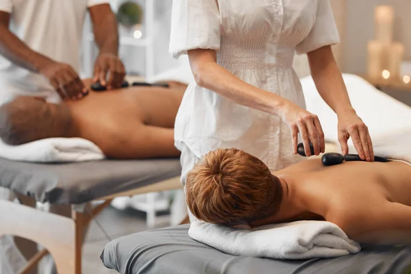 Hot Stone Massage Schwarzes Paar Und Relax Spa Hautpflege Wellness — Stockfoto