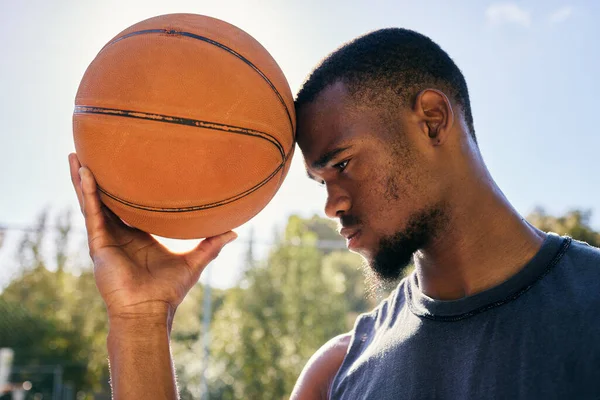 Basquete Testa Motivação Homem Negro Quadra Basquete Pronto Para Competição — Fotografia de Stock