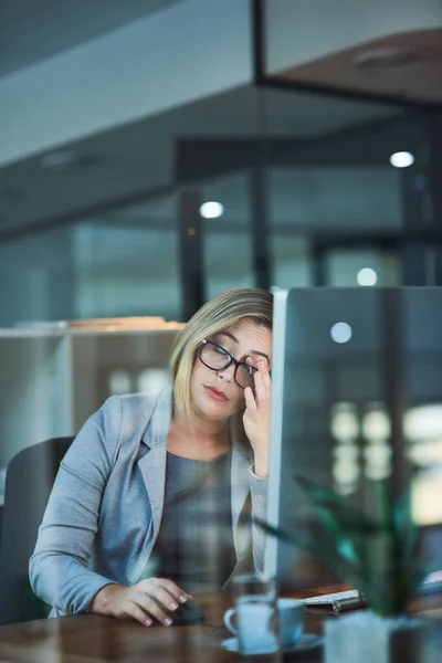 Estou Sentir Tensão Uma Mulher Negócios Olhando Estressado Enquanto Trabalhava — Fotografia de Stock