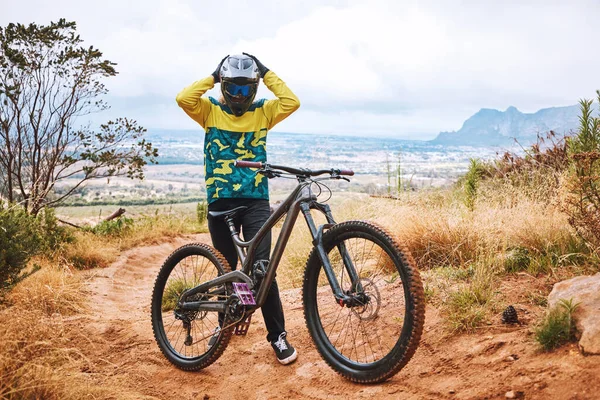 マウンテンサイクリスト 自転車やスポーツの人は 乗馬やスポーツレースのための屋外自然道路上 デンバーの山や未舗装の道での冒険運動選手の自転車のヘルメット フィットネスやトレーニング — ストック写真
