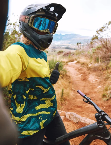 Selfie Kolarstwo Kciuki Góry Przez Człowieka Rowerze Przyrodzie Dla Sportu — Zdjęcie stockowe