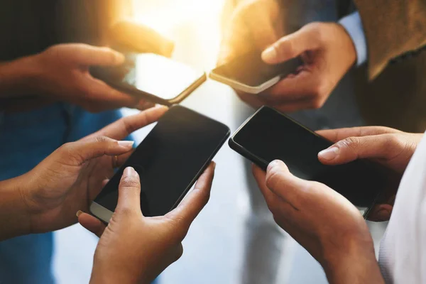 Sinnvolle Verbindungen Schaffen Geschäftsleute Mit Ihren Handys Nicht Wiederzuerkennen — Stockfoto