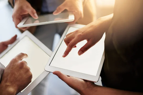 Nieuwe Kansen Ontdekken Onherkenbare Ondernemers Die Hun Digitale Tablet Gebruiken — Stockfoto