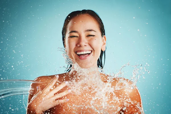 Happy Wasserspritzer Und Frau Atelier Für Hautpflege Reinigung Und Schönheit — Stockfoto