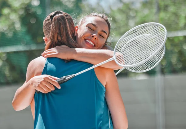 网球和女子拥抱祝福和成功 在室外网球场与健美的赛后快乐 锻炼和运动比赛 加上网球拍和获胜者的快乐 — 图库照片