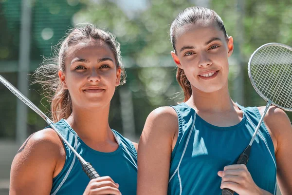 羽毛球 女子和运动队在室外场地准备进行锻炼 训练和比赛 运动和快乐的女运动员形象 伴随着体育的喧嚣和微笑 — 图库照片