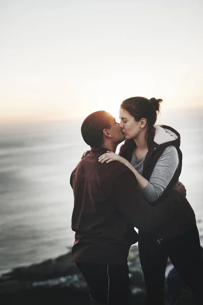 Beijar Uns Aos Outros Comemoração Jovem Casal Carinhoso Beijando Depois — Fotografia de Stock