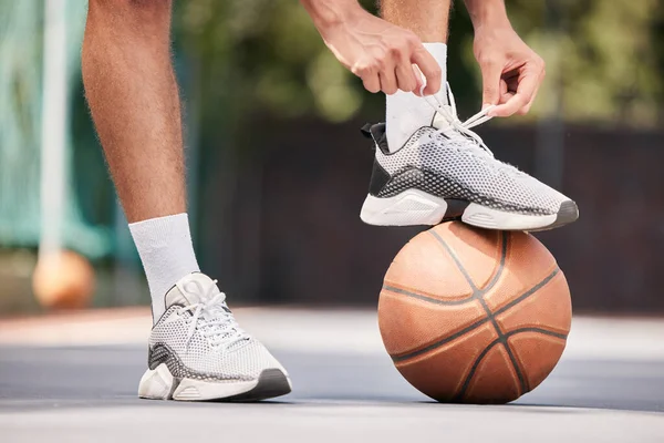 把鞋子 运动和手绑在篮球场上 为训练 有氧运动和健身做准备 运动鞋和健康运动员 为练习赛或比赛做准备 — 图库照片