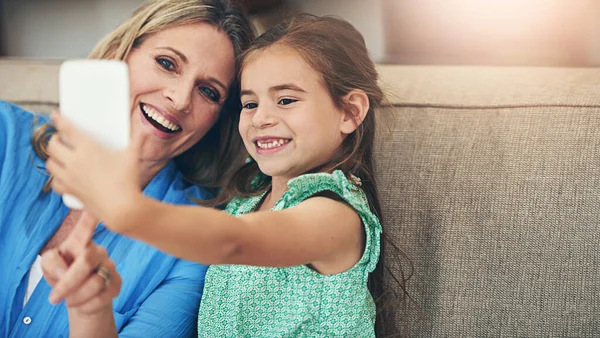 Estás Lista Mamá Una Madre Feliz Hija Tomando Una Selfie — Foto de Stock