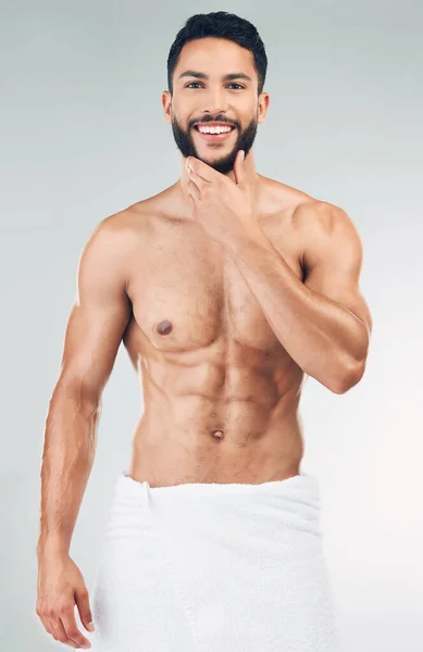 白い背景にスタジオでタオルで男のスキンケア 美しさと肖像画 洗浄のための健康 ボディケア 男性モデルのポーズ スキンケア製品 — ストック写真
