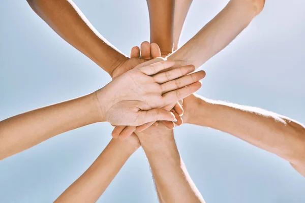 Unter Den Händen Stapeln Sich Die Hände Gruppenmotivation Und Vertrauen — Stockfoto