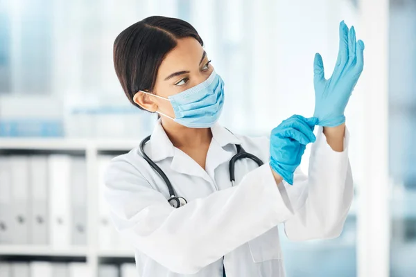眼镜蛇和戴手套的医生 准备在医院或诊所检查或手术的妇女 戴口罩的安全 保护和女性医务工作者 — 图库照片