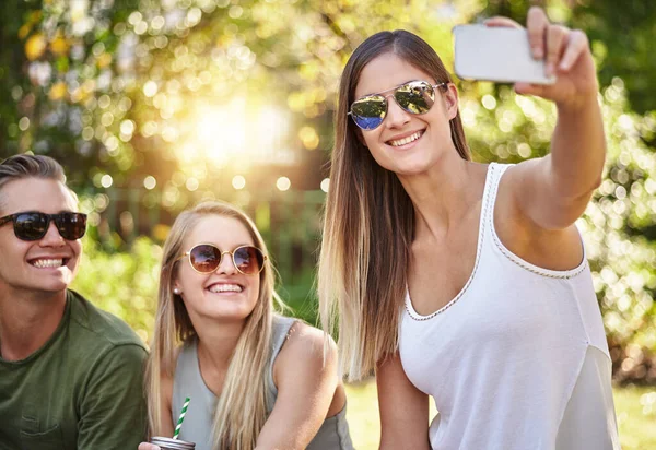 Sonríe Grupo Joven Amigos Tomando Selfies Mientras Disfrutan Unas Copas —  Fotos de Stock