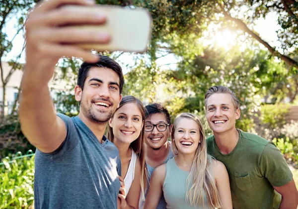 Smartphones Gör Det Enkelt Att Fånga Stunder Ung Grupp Vänner — Stockfoto