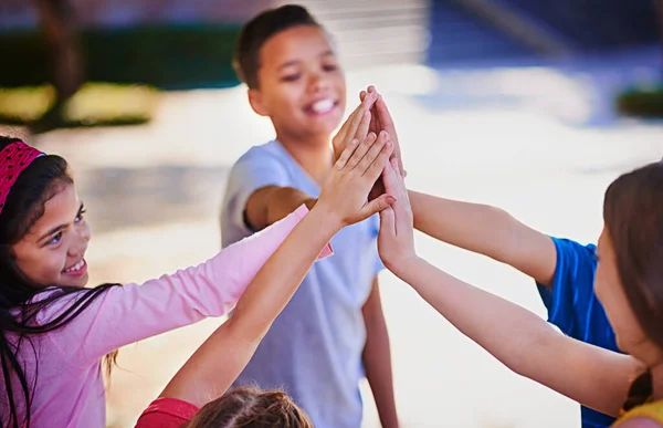 High Five Till Att Fantastiska Vänner Mångsidig Grupp Barn Ger — Stockfoto