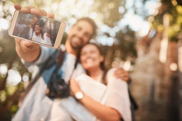 Lembra Desta Viagem Casal Feliz Tirando Uma Selfie Enquanto Fora — Fotografia de Stock