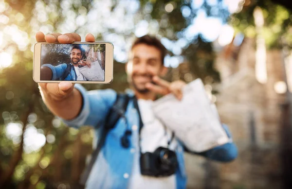 Fotografias Dos Seus Destaques Viagem Jovem Bonito Tirando Selfies Seu — Fotografia de Stock