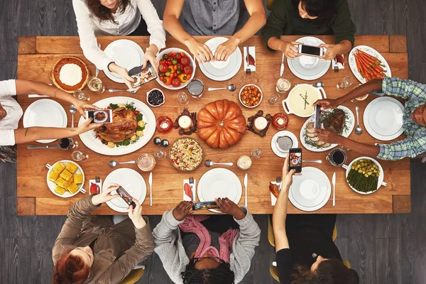 Hyvä Ruoka Luo Hyviä Muistoja Ryhmä Ihmisiä Istuu Yhdessä Ruokapöydässä — kuvapankkivalokuva