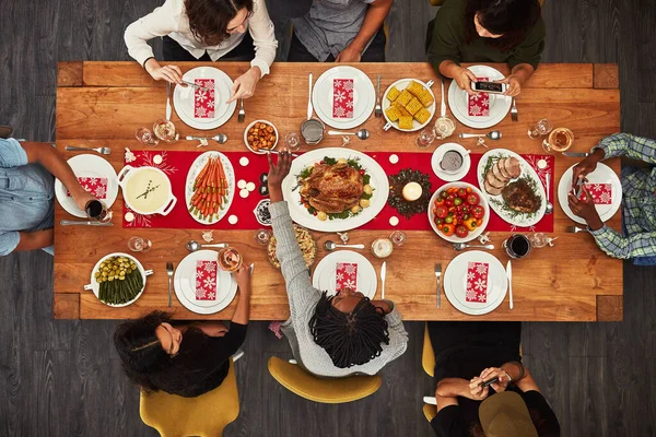 Було Зібрання Їжі Група Людей Які Сидять Разом Обіднім Столом — стокове фото