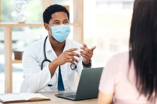 Covid Laptop Medico Consultando Paziente Consigli Vaccinali Risultati Del Virus — Foto Stock