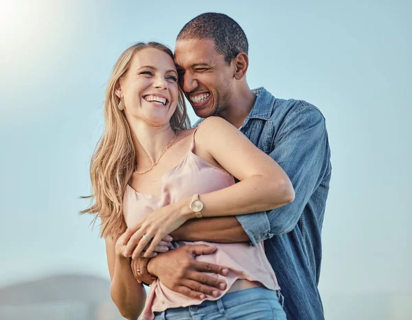 Międzyrasowa Para Uśmiech Świeżym Powietrzu Szczęśliwy Razem Miesiąc Miodowy Wakacje — Zdjęcie stockowe