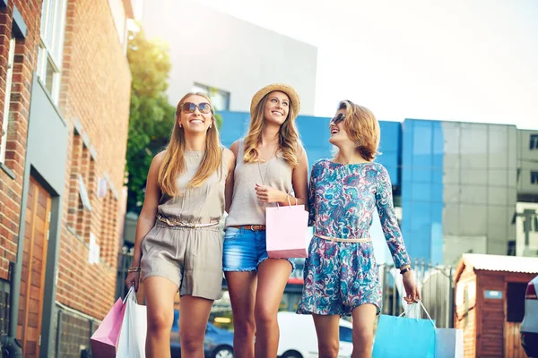 Ideje Vásárolni Következő Szezonra Három Fiatal Barátnő Vásárol Város Központjában — Stock Fotó