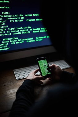 O düzgün bir siber suçlu. Gecenin geç saatlerinde bilgisayar kullanan tanımlanamayan bir hackerın yüksek açılı görüntüsü.