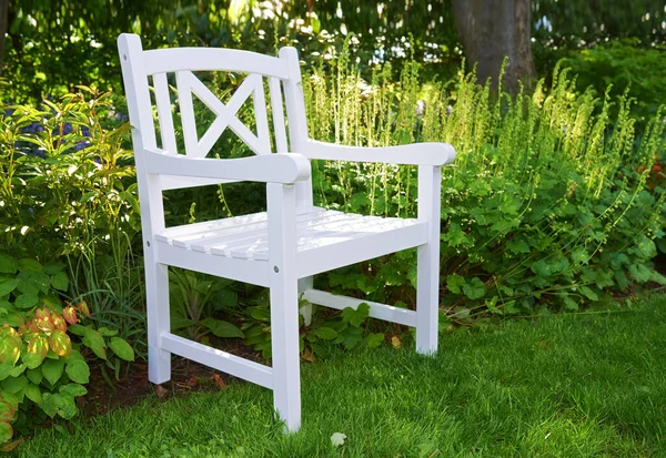 庭の春 春に白い椅子の庭 — ストック写真