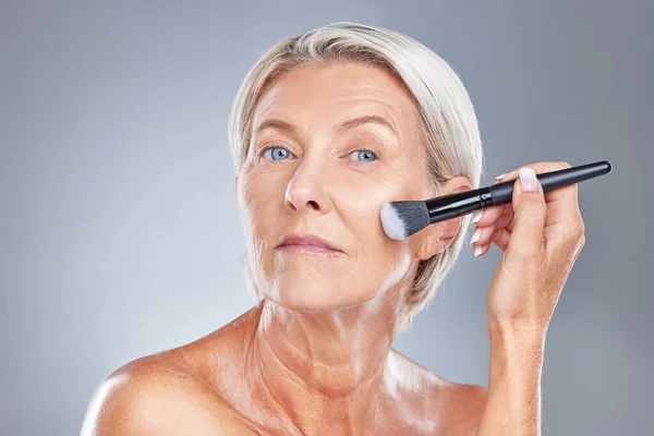 Μακιγιάζ Πινέλο Καλλυντικών Και Γυναικείο Πρόσωπο Μοντέλου Υγιές Δέρμα Ευεξία — Φωτογραφία Αρχείου