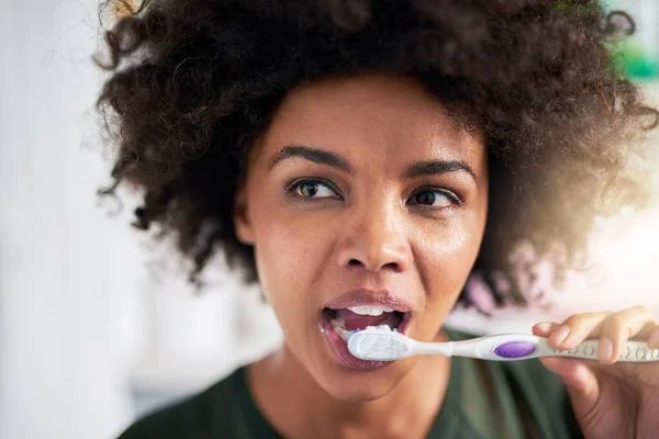 Przygotowuję Się Dzień Młoda Kobieta Myjąca Zęby Łazience — Zdjęcie stockowe