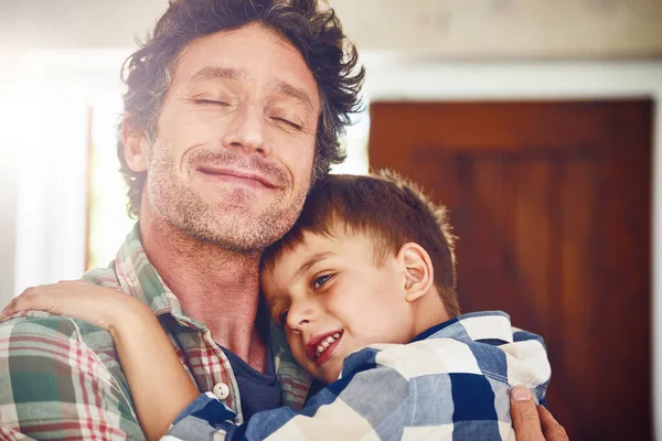 在爸爸的抚慰下 爱和关心 一位父亲在家里拥抱他的小儿子 — 图库照片