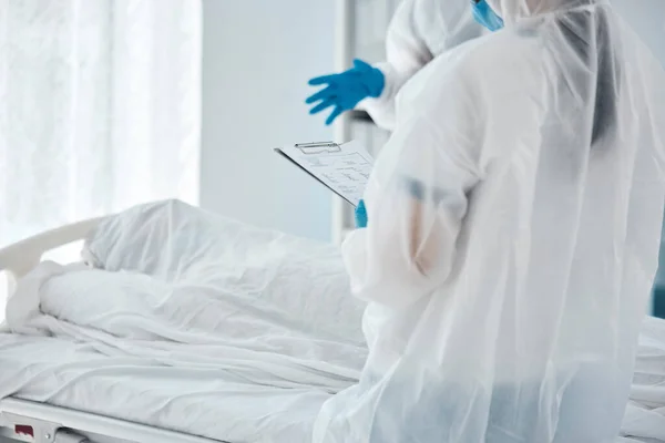 ウイルスのために病院のベッドで患者のために紙を書く死 Covidおよび医者 感染症の健康危機の際のコミュニケーション 支援を伴う医療 クリニックの労働者 — ストック写真