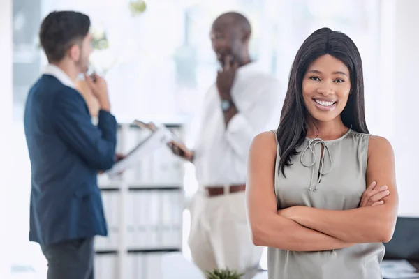 领导能力 黑人女性和公司领导的自豪感 都为公司的成功 目标和在办公室的职业选择感到高兴 女企业家 女老板或女经理相互促进 以促进增长发展 — 图库照片