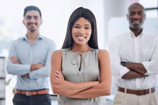 在多伦多公司工作的黑人妇女 办公室领导 员工和有自信的企业形象 员工的成功管理 我们正在招聘多样化的员工和新员工 — 图库照片