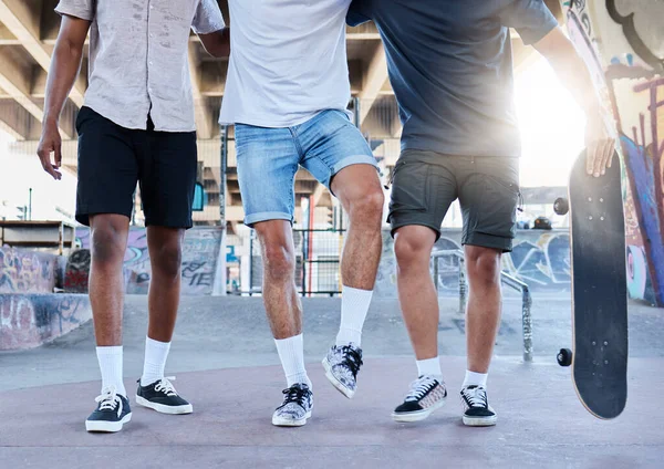 フィットネス スケートボード トレーニング スポーツ 夏の楽しみのための都市のスケートパークでの友人の足 男性とスケートボーダーグループワークアウト スケートの前に一緒に歩く — ストック写真