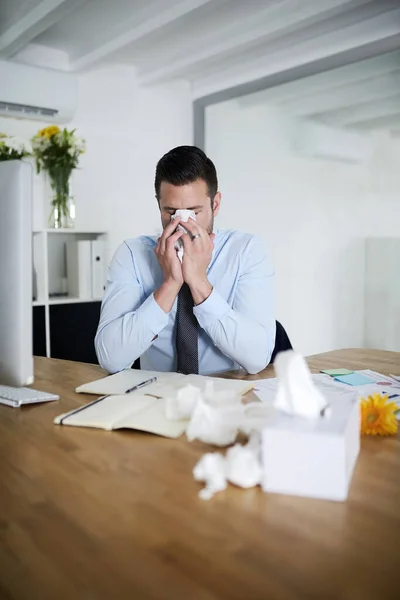 Sofre Luta Contra Gripe Jovem Empresário Que Sofre Alergias Trabalho — Fotografia de Stock