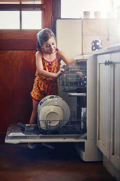 Γέμισε Πλυντήριο Πιάτων Ένα Μικρό Κορίτσι Που Χρησιμοποιεί Πλυντήριο Πιάτων — Φωτογραφία Αρχείου