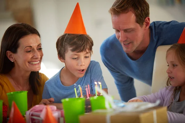 Wat Een Gelukkige Verjaardag Een Kleine Jongen Blaast Kaarsen Uit — Stockfoto