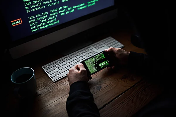 智能手机是网络犯罪的积极共犯 深夜用计算机拍摄的无法辨认的黑客的高角照片 — 图库照片