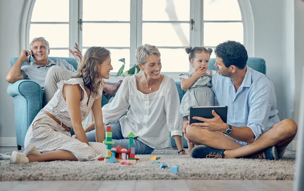 爱情和数码平板电脑与宝宝 父母和奶奶在地板上粘合在一起 一起在客厅里玩耍和放松 快乐的家庭 女孩和世世代代享受着与网络游戏共度的美好时光 — 图库照片