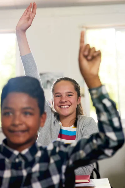 彼らは明るいアイデアであふれています 授業で質問に答えるために手を挙げている熱狂的な小学生の肖像画 — ストック写真